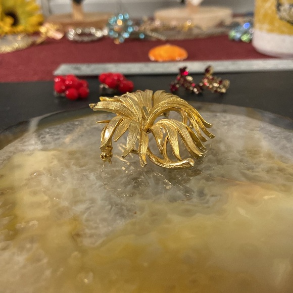 Vintage Lisner golden brooch Guc 2" x 2.25" - Picture 2 of 10